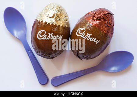 Cadbury Dairy Milk Ei'n'Löffel - choc - voll von Flauschigen lecker milchig Mousse und choc - voll von Flauschigen köstliche Schokoladenmousse - bereit für Ostern Stockfoto