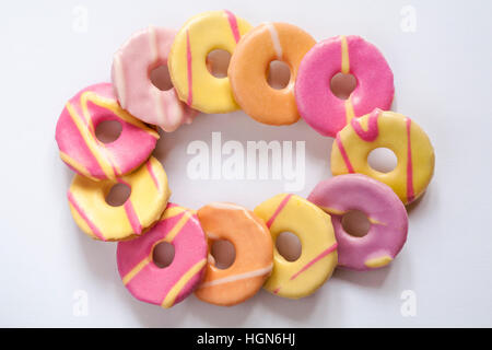 Ring des Fuchses Mini Party Ringe Kekse setzen auf weißem Hintergrund Stockfoto