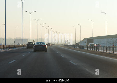 Schweren Morgen Verkehr auf der Warschauer Ringstraße S2. Trotz der Smog-Alarm beschlossen viele Menschen pendeln mit dem Privatauto Stockfoto