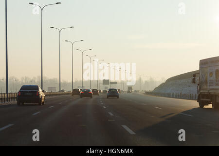 Schweren Morgen Verkehr auf der Warschauer Ringstraße S2. Trotz der Smog-Alarm beschlossen viele Menschen pendeln mit dem Privatauto Stockfoto