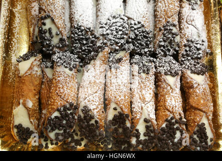 Sizilianische Gebäck mit vielen Cannoli Creme und dunkle Schokolade-Chips Stockfoto