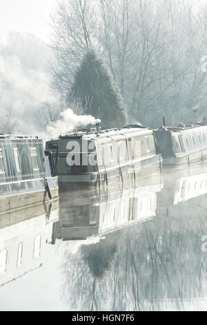 Kanal Boote am Oxford-Kanal auf einem nebligen frostigen Dezembermorgen. Aynho, Banbury, Oxfordshire, England Stockfoto