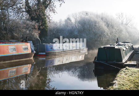 Kanal Boote am Oxford-Kanal auf einem frostigen Dezembermorgen. Aynho, Banbury, Oxfordshire, England Stockfoto