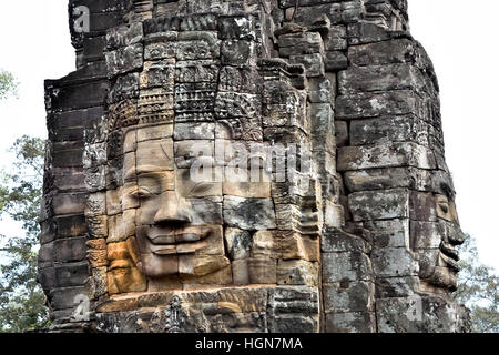 Bayon 12. oder Anfang des 13. Jahrhunderts als der offizielle Staatstempel des Mahayana buddhistischen König Jayavarman VII, steht der Bayon in der Mitte von Jayavarmans Hauptstadt Angkor Thom (Angkor Komplex verschiedene archäologische Hauptstädte Khmer Reich 9-15. Jahrhundert Angkor Wat, Angor Thom, Bayon Tempel, Kambodscha) Stockfoto