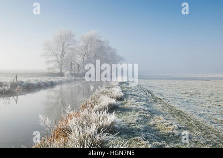 Oxford-Kanal auf einem frostigen Nebel Dezembermorgen. Somerton, Nord Oxfordshire, England Stockfoto