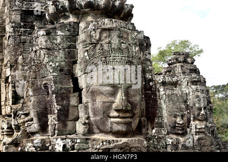 Bayon 12. oder Anfang des 13. Jahrhunderts als der offizielle Staatstempel des Mahayana buddhistischen König Jayavarman VII, steht der Bayon in der Mitte von Jayavarmans Hauptstadt Angkor Thom (Angkor Komplex verschiedene archäologische Hauptstädte Khmer Reich 9-15. Jahrhundert Angkor Wat, Angor Thom, Bayon Tempel, Kambodscha) Stockfoto