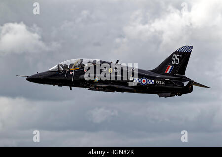 Ein Royal Air Force British Aerospace Hawk t. 1 XX349 des 29(R) Squadron zieht bei der 2010 Royal International Air Tattoo. Stockfoto