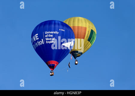 Heißluftballons fliegen in Wiltshire, Vereinigtes Königreich. Stockfoto