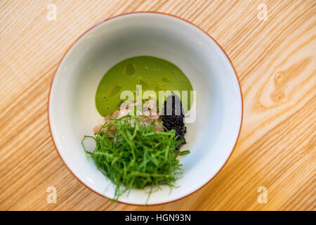 Das Restaurant Aquavit. Das Gericht ist Forelle Tartar. Stockfoto