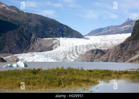 Den malerischen Blick auf Mendenhall-Gletscher im Sommer (Juneau, Alaska). Stockfoto