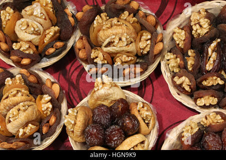 getrockneten Aprikosen und Feigen und anderen getrockneten Früchten gefüllt mit Walnüssen in dem kleinen Korb zum Verkauf auf Markt Stockfoto