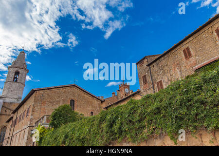 Einen schönen Blick auf Bergdorf in Pienza in der Toskana Italien Stockfoto