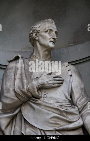 Statue von Amerigo Vespucci in den Nischen der Kolonnade Uffizien, Florenz Stockfoto