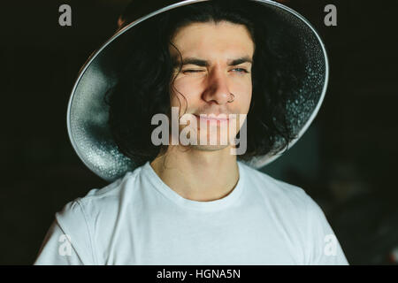 Porträt eines jungen Mannes in seltsame ungewöhnliche Hut Stockfoto