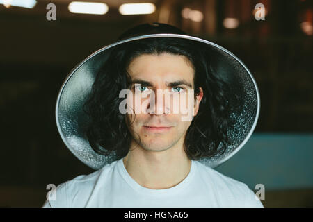 Porträt eines jungen Mannes in seltsame ungewöhnliche Hut Stockfoto