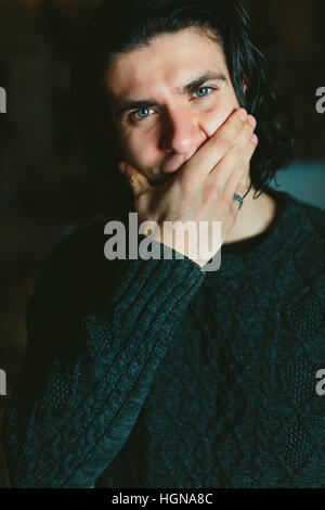 Porträt der langhaarige Brünette junge Mann Stockfoto