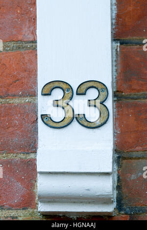 Haus Nummer 33 Schild an Wand Stockfoto