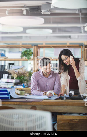 Architekten arbeiten im Büro Stockfoto