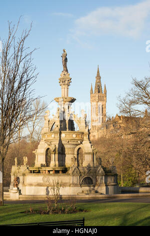 Stewart Memorial Fountain im Kelvingrove Park von Glasgow, mit der Universität Tower im Hintergrund, Schottland, Großbritannien Stockfoto