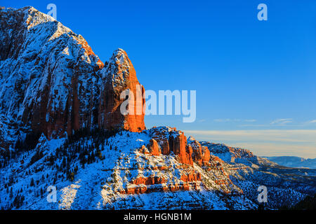 Späten Nachmittag Blick auf die majestätischen schneebedeckten Felsformationen im Kolob Canyons, ein Teil des Zion Nationalpark, Utah, USA. Stockfoto