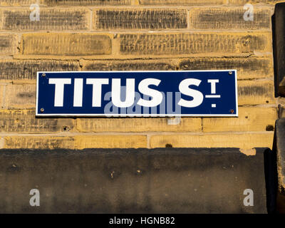 Titus Straßenschild an Wand, Saltaire, West Yorkshire, Großbritannien. Stockfoto