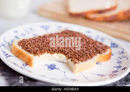 Ein Sandwich mit Schokostreuseln oder "Boterham traf Hagelslag", niederländische traditionelle Speisen. Stockfoto