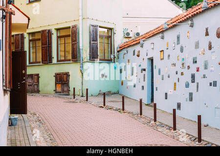 Vilnius, Litauen - 7. Juli 2016: Literatu Straße - einer der ältesten Straßen in der Altstadt von Vilnius, Litauen. Wand c literarische Werke. Li Stockfoto