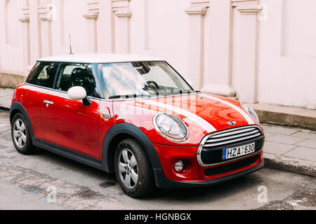 Vilnius, Litauen - 7. Juli 2016: Rot mit weißen Streifen Mini Cooper auf Straße In der Altstadt Teil europäischen geparkt Auto. Stockfoto