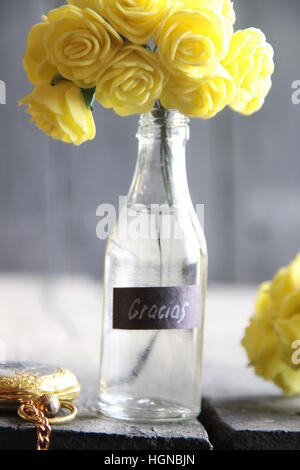 Gracias Tag und Blumen in einer Glasflasche. Stockfoto