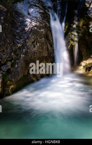 Wasserfall bei Val Vertova Torrent in der Nähe von Bergamo Stockfoto