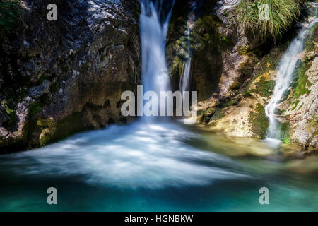 Wasserfall bei Val Vertova Torrent in der Nähe von Bergamo Stockfoto