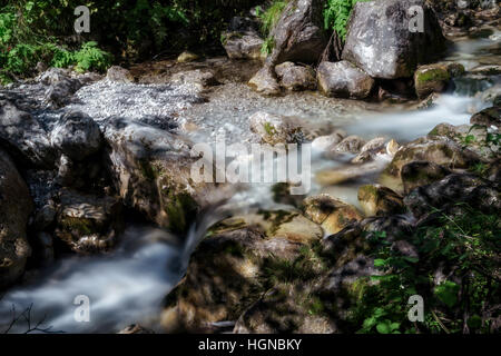 Kleine Stromschnellen auf Val Vertova Torrent in der Nähe von Bergamo in Italien Stockfoto