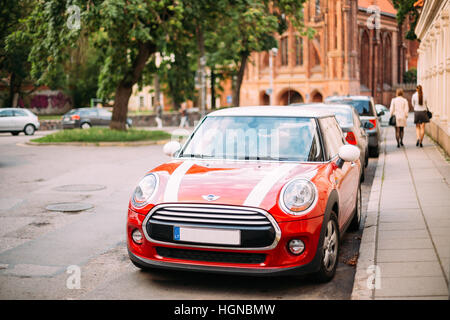 Vilnius, Litauen - 7. Juli 2016: Rot mit weißen Streifen Mini Cooper auf Straße In der Altstadt Teil europäischen geparkt Auto. Stockfoto