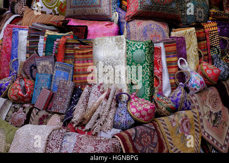 Souvenirs zum Verkauf auf dem christlichen Viertel Muristan alten Stadtmarkt in Ost-Jerusalem Israel Stockfoto