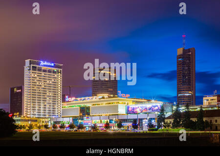 Vilnius, Litauen - 7. Juli 2016: Nacht Abend Ansicht des Radisson Blu Hotel und Einkaufszentrum Vilnius Central Department Store VCUP in Vilnius, Lith Stockfoto