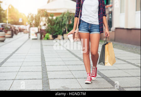 Junge Frau Wandern und shopping in der city Stockfoto