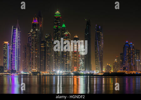 Nacht-Skyline von Dubai Marina Wohnquartier, Dubai, Vereinigte Arabische Emirate Stockfoto