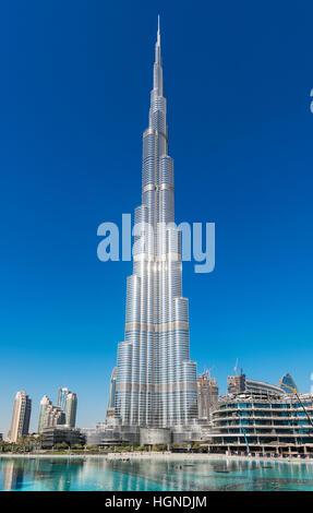 Niedrigen Winkel Ansicht der Wolkenkratzer Burj Khalifa, Dubai, Vereinigte Arabische Emirate Stockfoto