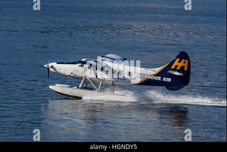 Eine De Havilland Otter Harbour Air Wasserflugzeug zieht aus Vancouver Hafen, Britisch-Kolumbien, Kanada. Stockfoto