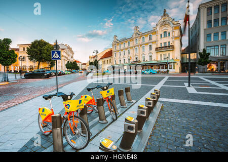 Vilnius, Litauen - 8. Juli 2016: Zwei bunte Fahrräder zur Miete an der städtischen Fahrrad-Parken auf j Street, die antiken Schauplatz In der Altstadt Stockfoto