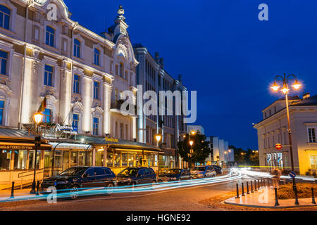 Vilnius, Litauen - 8. Juli 2016: Seitenansicht der Fassade des Radisson Blu Astorija Hotel Royal auf beleuchteten j Street mit Motion-Blur-Effekt In Stockfoto