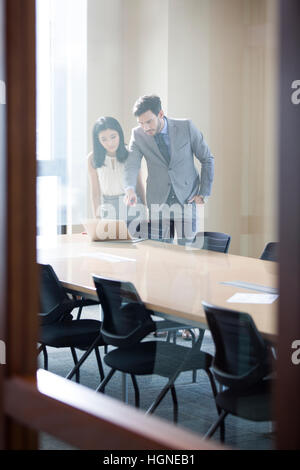 Business-Leute, die reden im Tagungsraum Stockfoto