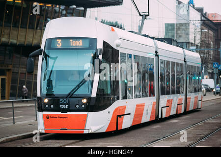 Tallinn, Estland - 2. Dezember 2016: Moderne Straßenbahn mit der Nummer des dritten Weges in den Straßen von Tallinn. Stockfoto