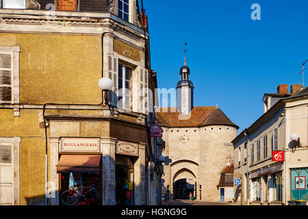 Cher (18), Berry, Frankreich, Mehun-Sur-Yèvre genehmigt "Stadt und Métiers der Künste", Uhr Tor, 14. Jahrhundert, die Jacques Coeur Straße Stockfoto