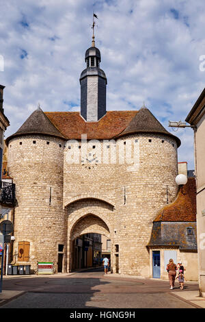 Cher (18), Berry, Frankreich, Mehun-Sur-Yèvre genehmigt "Stadt und Métiers der Künste", Uhr Tor, 14. Jahrhundert, die Jacques Coeur Straße Stockfoto