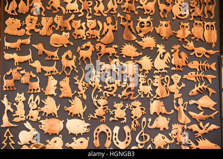 Verschiedene Souvenirs zum Thema lustige Tiere aus Holz geschnitzt. Stockfoto