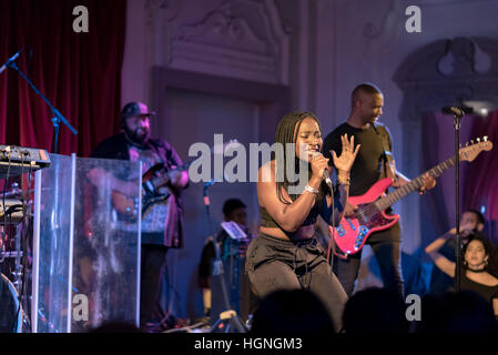 Ray BLK singen mit ihrer Band bei einem live-Konzert in London im Jahr 2016. Stockfoto