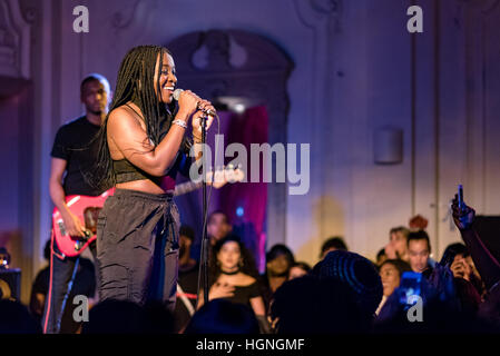 Ray BLK Interaktion mit dem Publikum auf einem live-Konzert im September 2016 Stockfoto