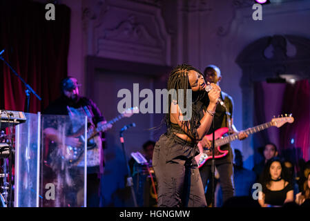 Ray BLK singen mit ihrer Band bei einem live-Gig im September 2016. Stockfoto