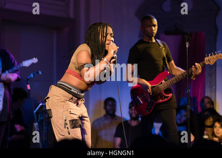 Ray BLK singen mit ihrer Band auf einem live-Konzert in London im Jahr 2016. Stockfoto